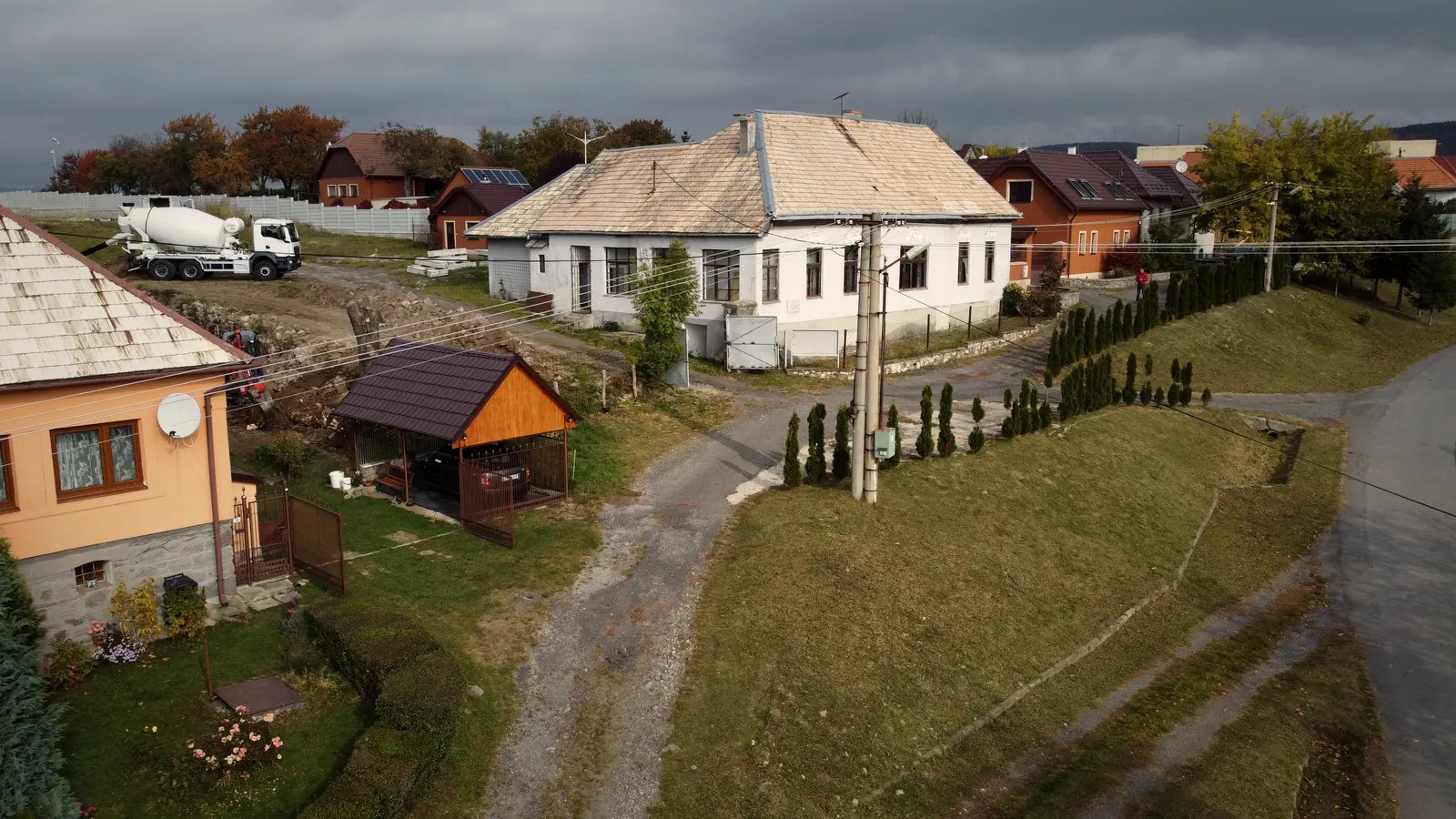 Stavba spodného oporného múru — letecký pohľad