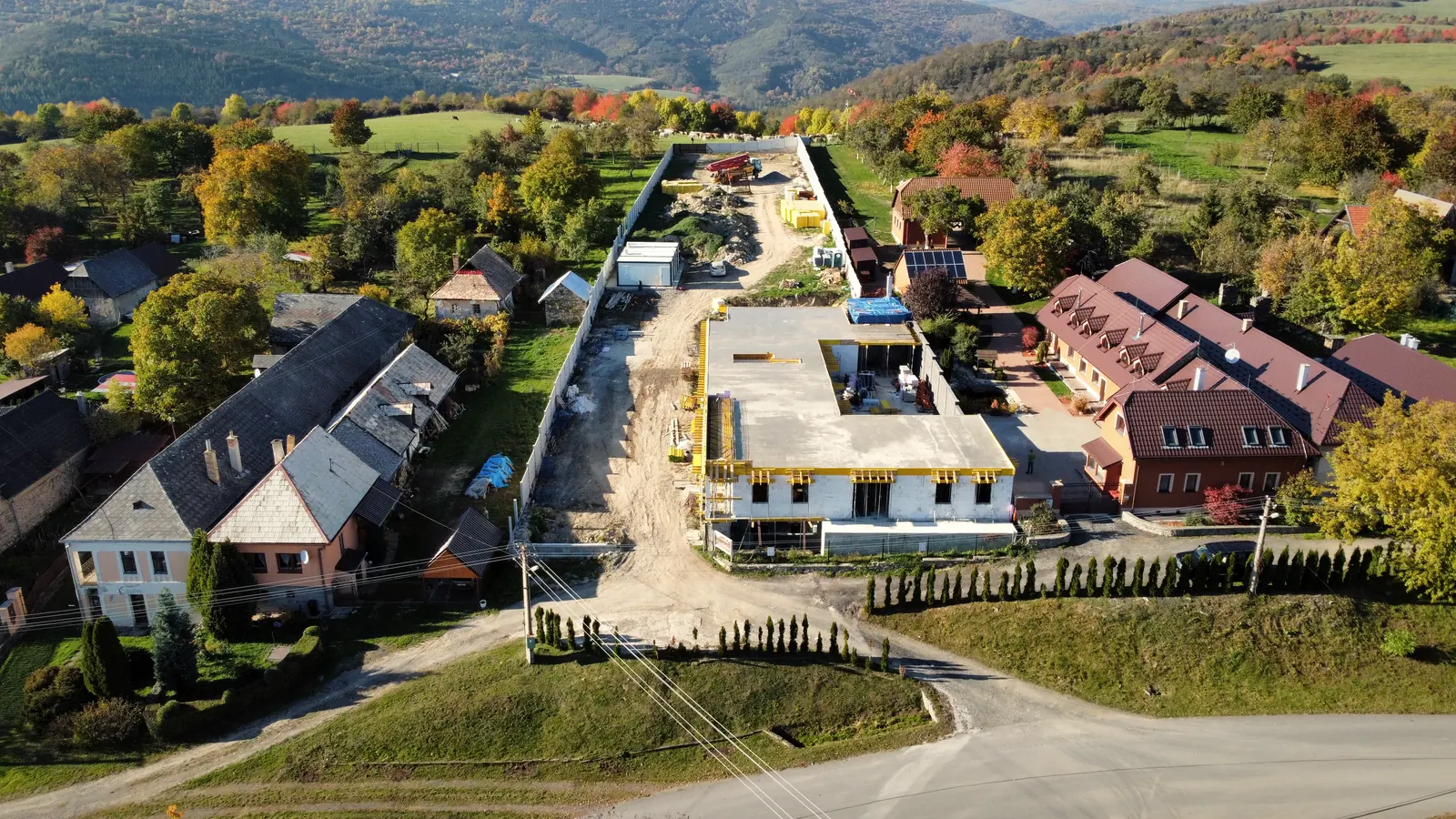 Budovanie hrubej stavby — letecký pohľad