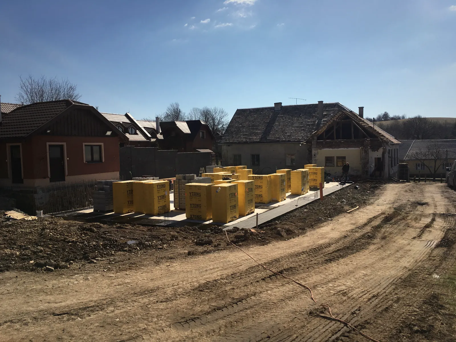 Začiatok murovania penziónu